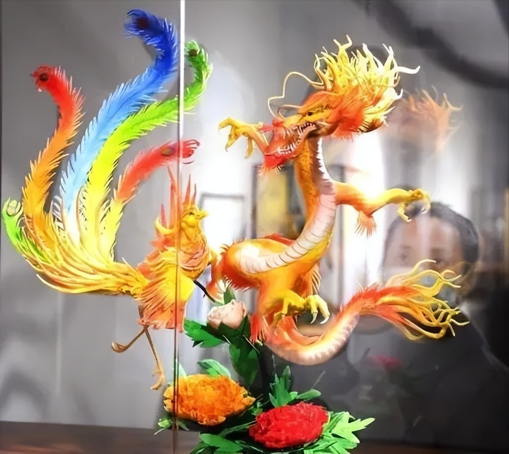 一天,陈志文正在工作室里埋头研究面塑的材料配比.