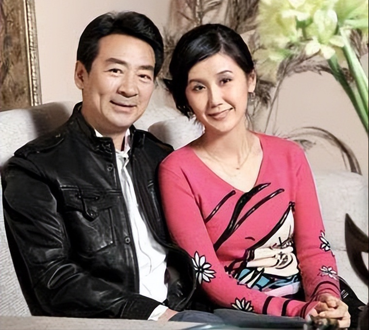 寇振海的第一任妻子从来没有公开露面过,只知道寇振海当初对她非常宠