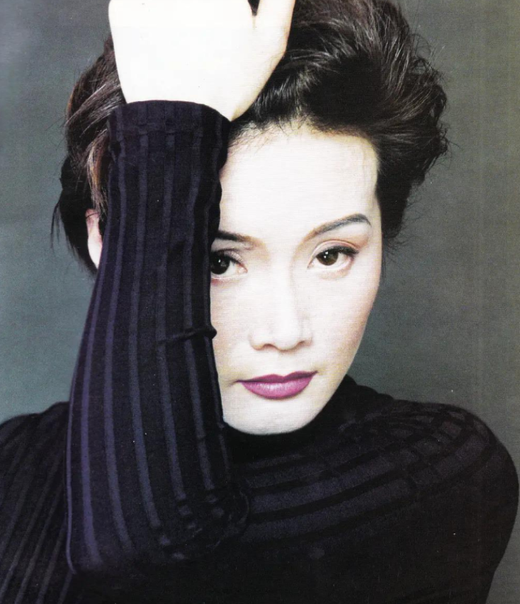 高原原本也是出身书香之家,他跟着妈妈姓,妈妈曾经是中央戏剧学院的