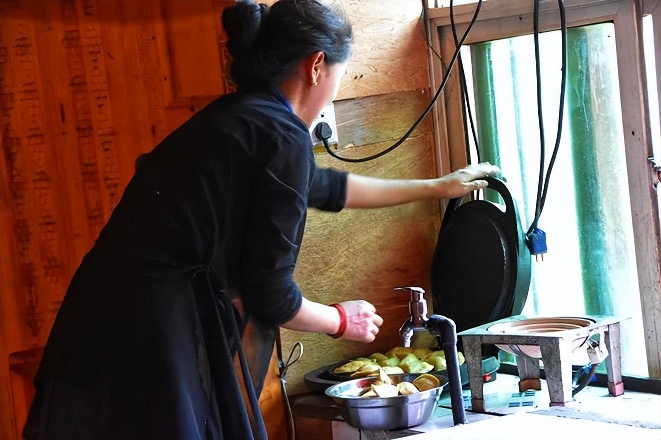 回顾大伯去世我们瞒着堂姐几个月后她发来照片原来她都知道