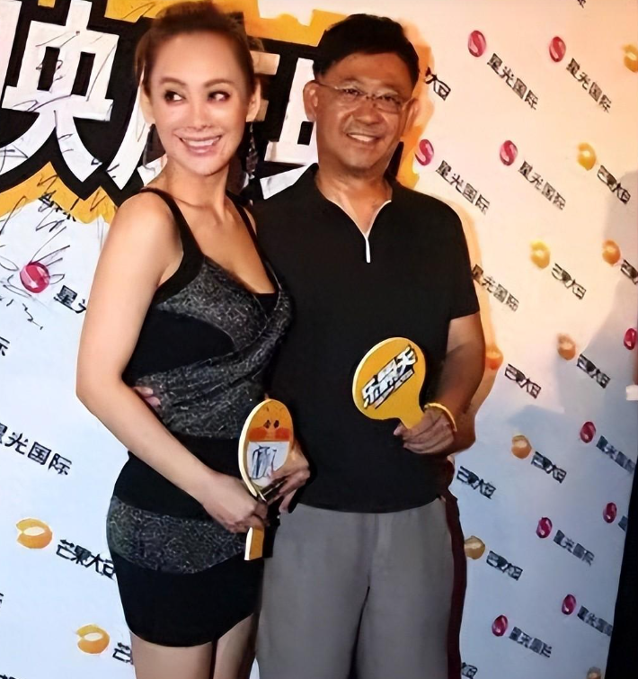 再后来就是宁静和王小毅在一起,他也是一位演员,但是比宁静小了十岁