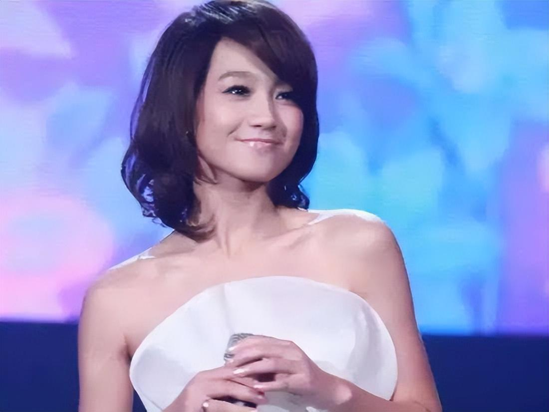 回顾主持人朱丹离婚后再嫁周一围4年生2胎生活中有苦也有甜