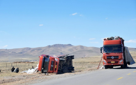 回顾900万卡车夫妻的人生6平米的家前面用来驾驶后面生活