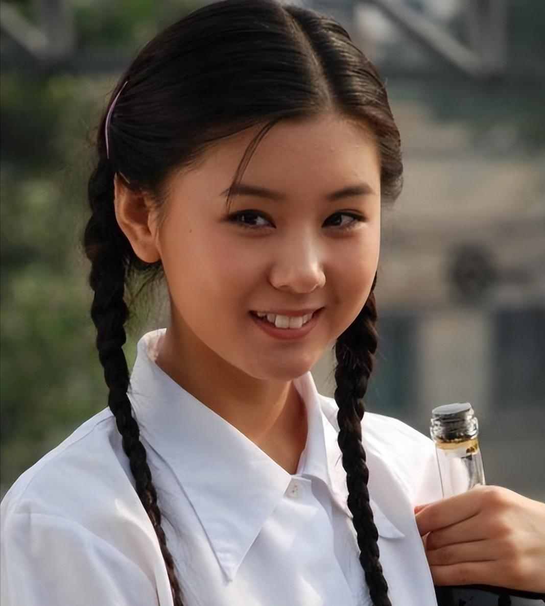 回顾原来她是冯巩的女儿拒拍吻戏如今年近40的她仍像18岁