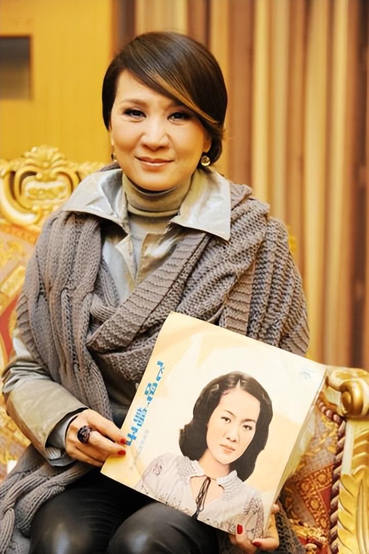 回顾郑绪岚上过春晚名气斐然放弃国籍远嫁异国被抛弃回来赚钱