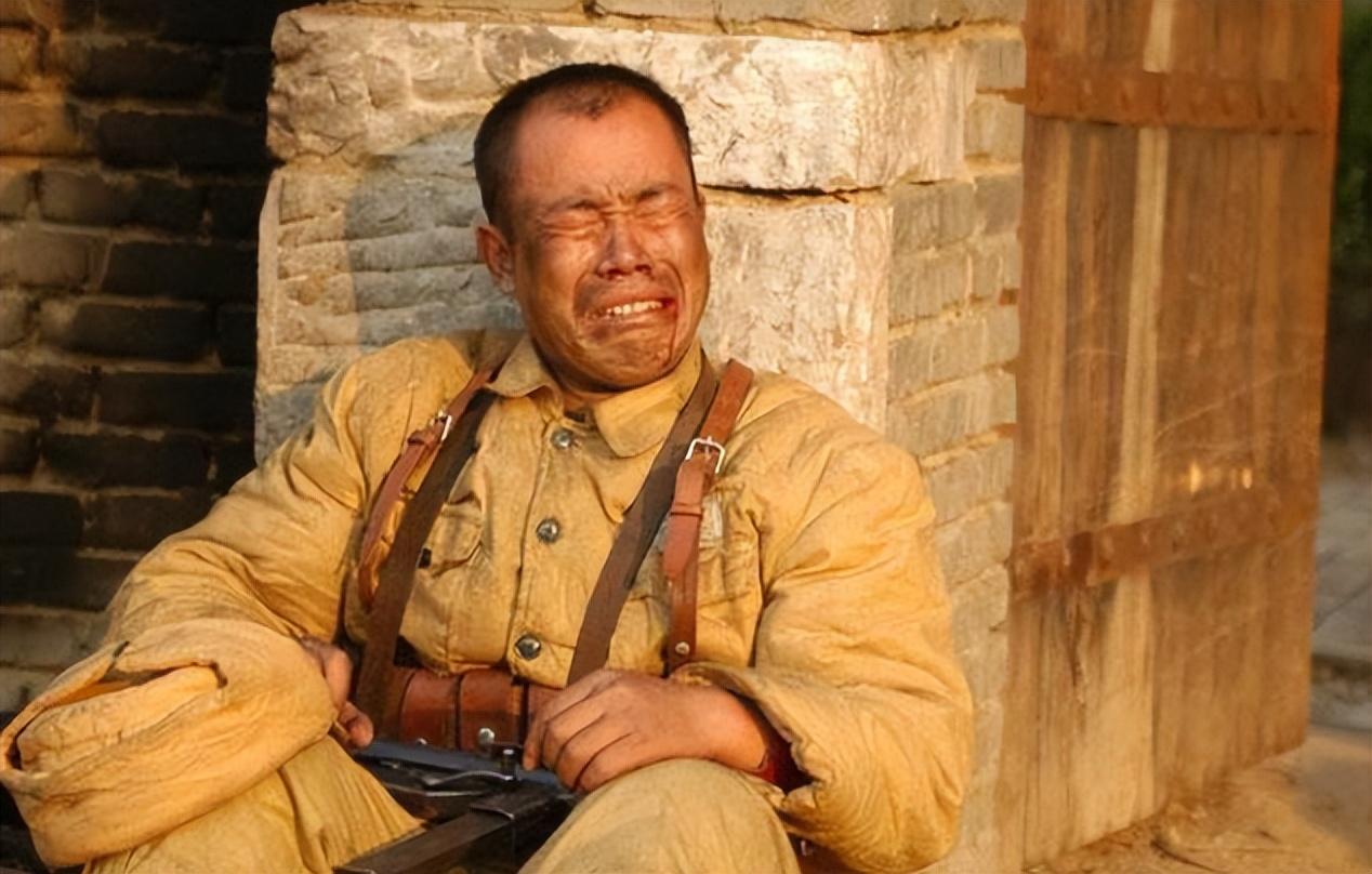 其实这个经典的表情就是出自于《亮剑》,而作出这个表情的人物就是剧