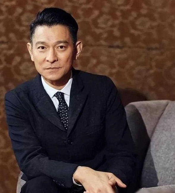 刘德华断崖式衰老,满头白发啤酒肚显露,网友泪目:该退休了!