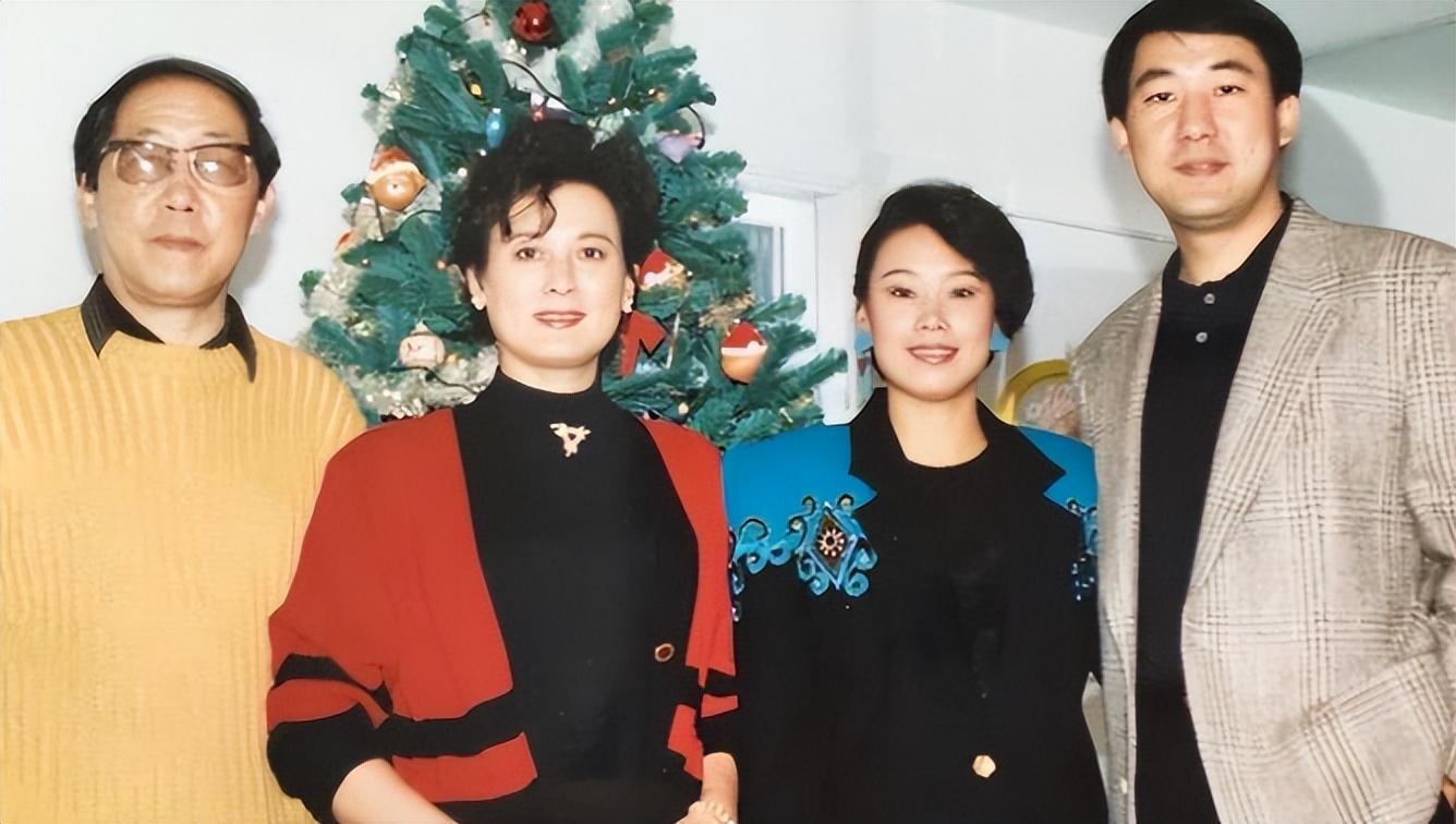 回顾向梅与丈夫恩爱64年71岁得脑梗息影如今儿子成她的骄傲