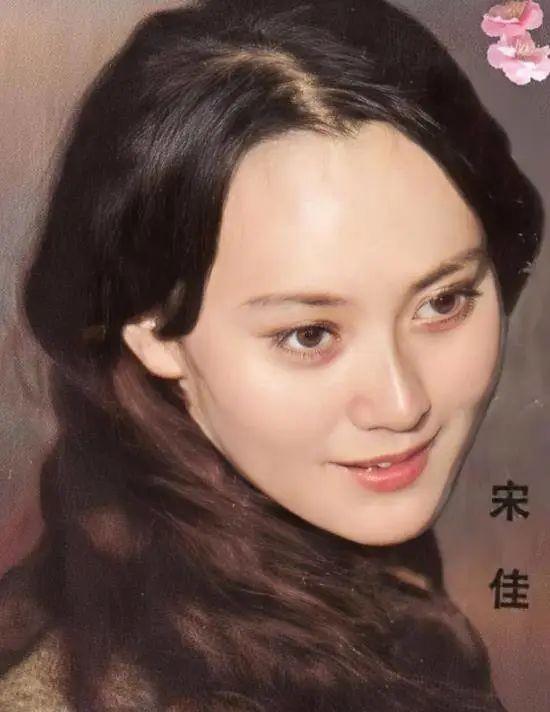 回顾大宋佳:抛弃病夫,甩掉导演,55岁再嫁豪门的她如今怎么样了