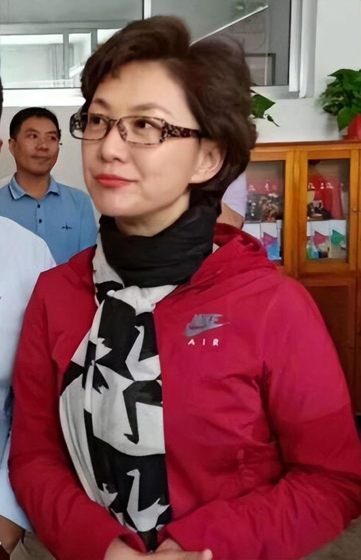 回顾央视著名主持人海霞嫁大11岁清华教授结婚20年幸福如初