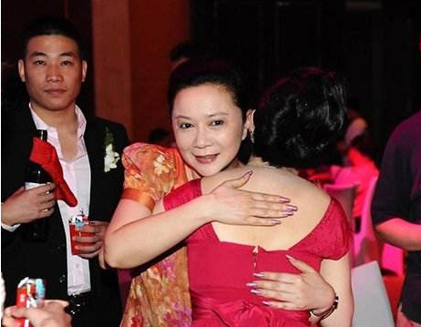 回顾蔡明之子丁丁36岁还未婚是蔡明的骄傲也是她的心病