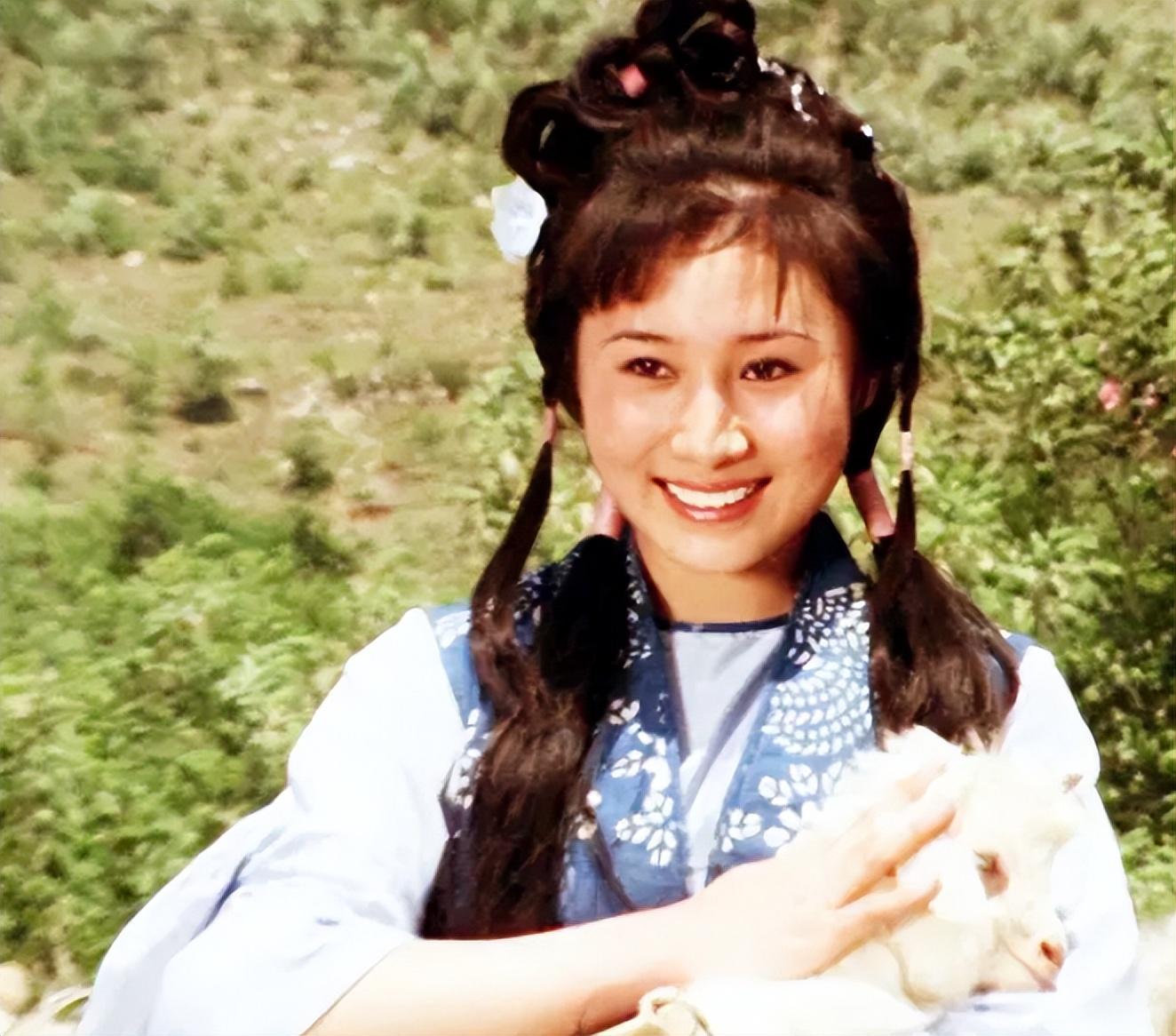 虽然丁岚并非科班出身的演员,但在话剧和戏曲天赋上却是高人一等,从小