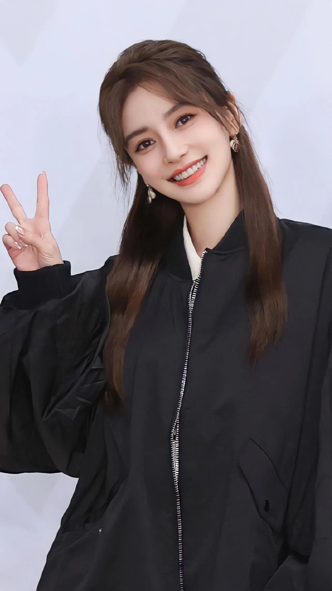 黄晓明作为华谊兄弟最大的股东,杨颖还是个名不见经传的小模特.