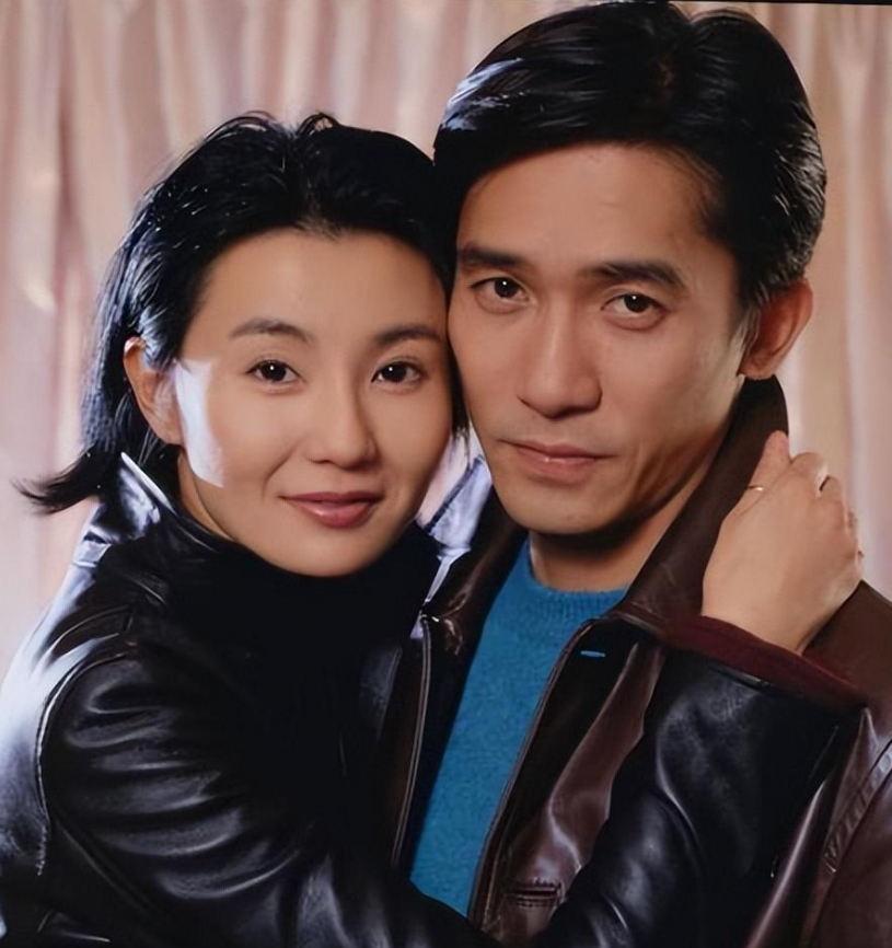 在照片中,我们清楚地看到了梁朝伟与张曼玉十指相扣.