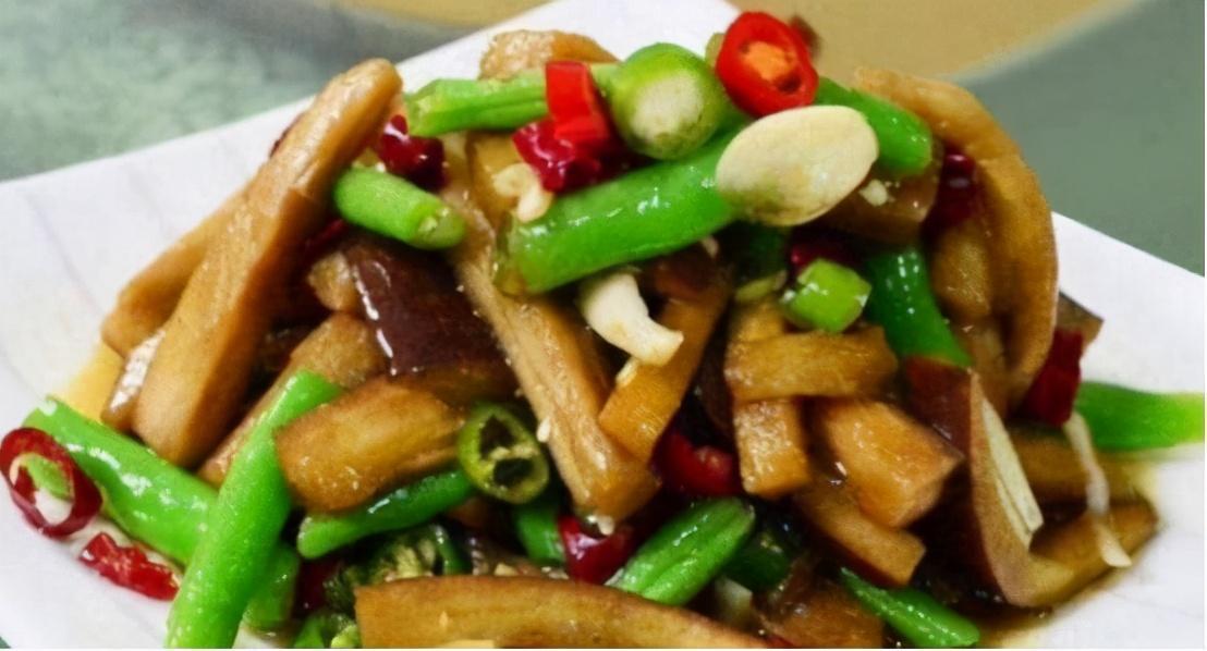 食材:茄子(紫皮,长)200克,豇豆200克,蒜2瓣,干辣椒5个,生抽10毫升