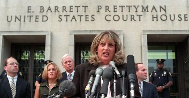 回顾拉链门事件莱温斯基展现出新生机77岁的克林顿则显得沧桑