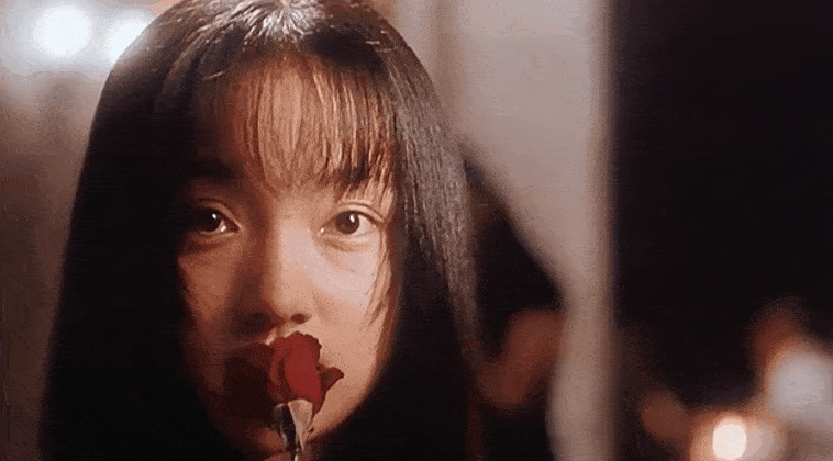 少女时期的她,在扮演起懵懂的小妖时,一双溜圆的大眼睛,也满是清纯.