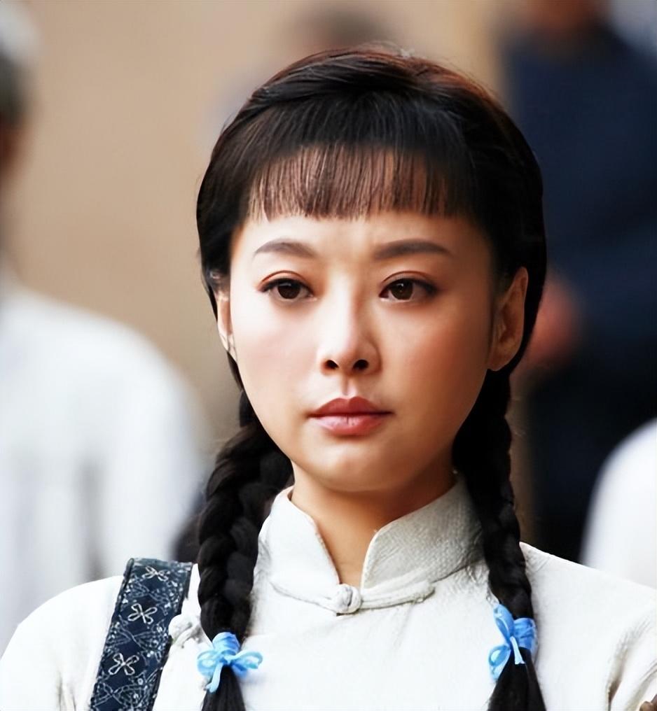 回顾袁立与富豪同居12年不结婚今3婚嫁诗人50岁无儿无女