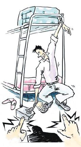 左手则拷在地上的一个石墩上,身子是站站不起来,蹲蹲不下去,姿势跟蹲