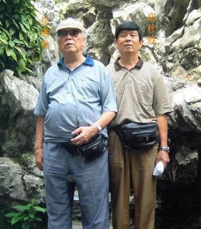 1994年安徽农村两兄弟突然得知父亲是特工弟弟是巨星成龙