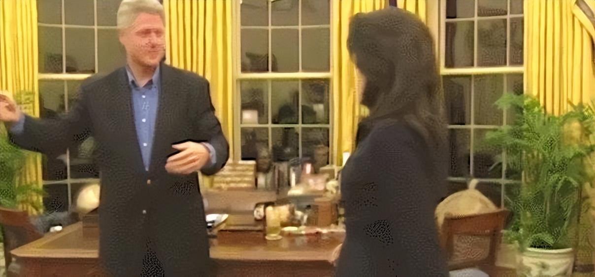 回顾拉链门事件莱温斯基展现出新生机77岁的克林顿则显得沧桑