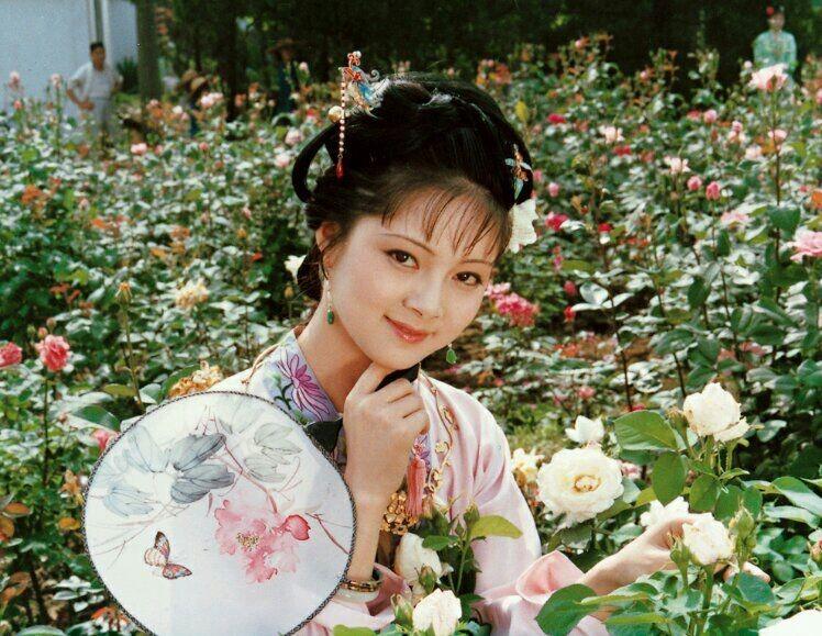 回顾薛宝钗张莉身价过亿无儿无女59岁未婚终成红楼梦中人