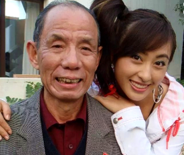 回顾老戏骨魏宗万娶房东的女儿把继女宠成宝房产全留给妻女