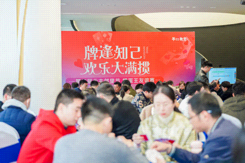 比拼的游戏,不仅考验反应力,判断力,还丰富了业主家人的体育文化生活