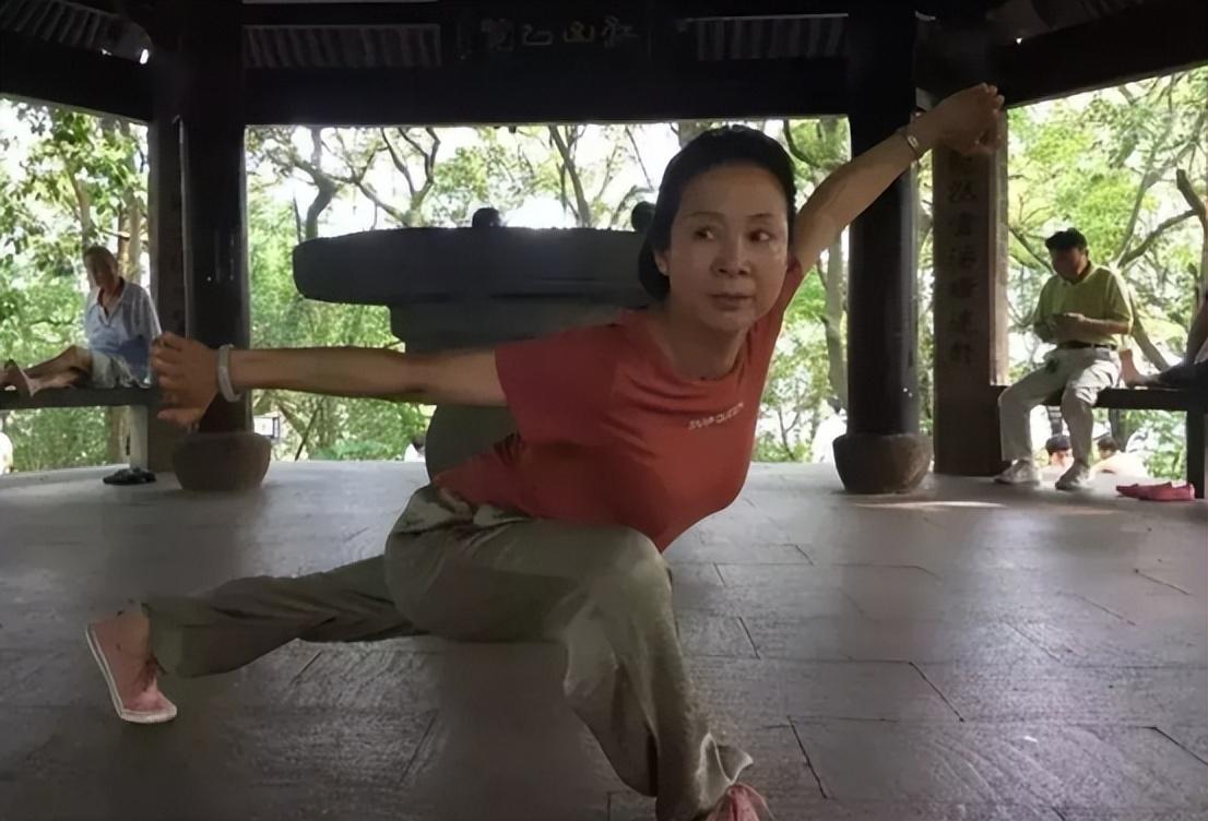 其中就包括郝勇,张小燕,两人一上场,台下就响起阵阵热烈的掌声.