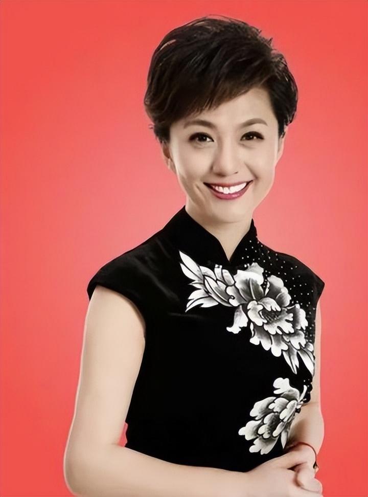 回顾央视著名主持人海霞嫁大11岁清华教授结婚20年幸福如初