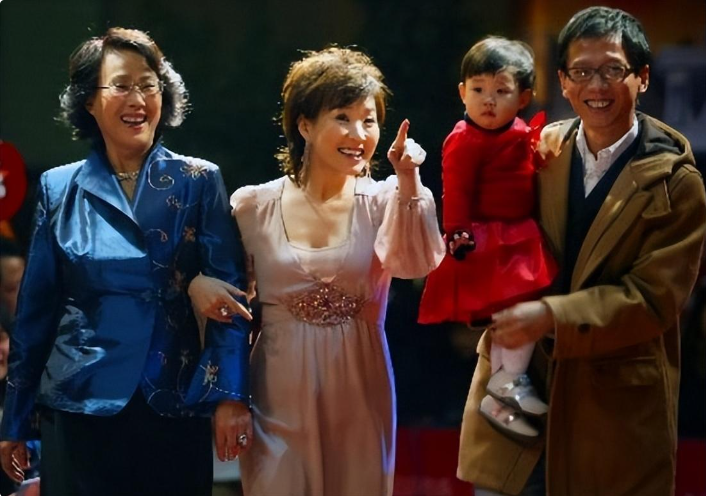 回顾主持人李静从央视裸辞自己当老板嫁给史可的前夫不后悔