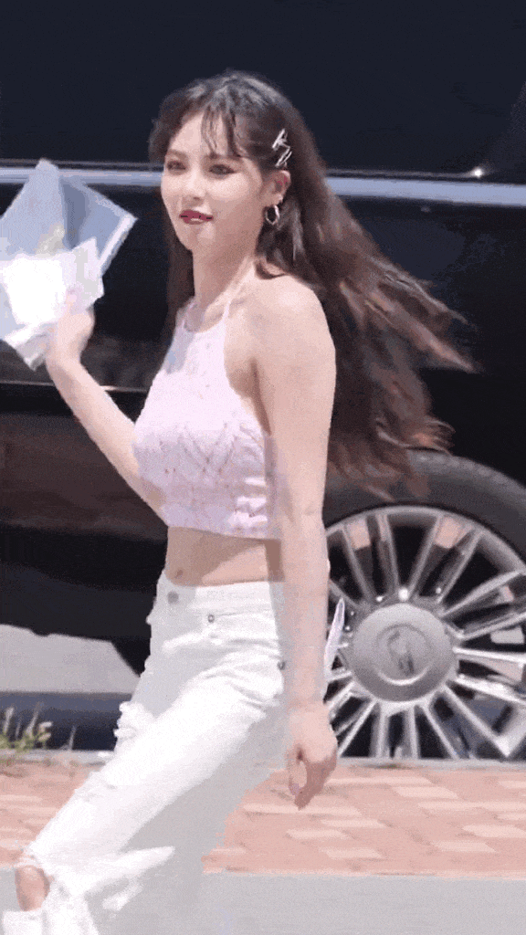 真的很难模仿,2004年8月31出生,还不满20岁的张元英,有着173cm的身高