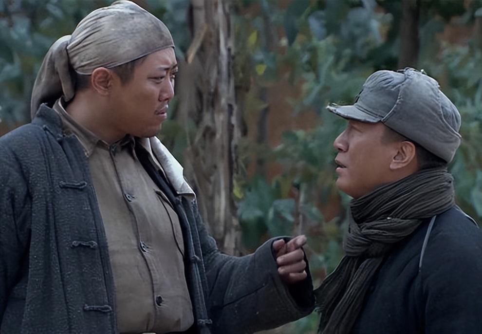 他是《二炮手》中对孙红雷照顾有加的连长赵大脑袋,是《天地粮人》中