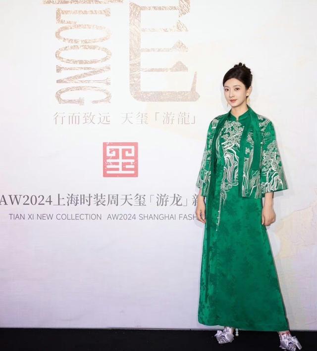 被一丝不露的斓曦惊艳不整容不打针气质甩当红女星几条街