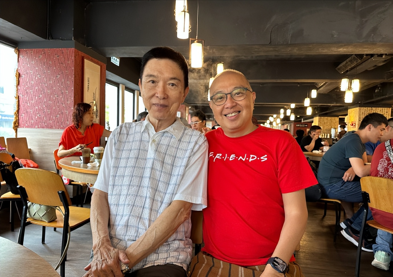 回顾金超群演超过800集包青天66岁患脑瘤隐退身高缩水体重骤降