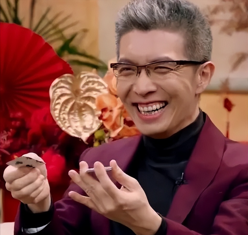 回顾央视梗王朱广权年轻时是帅小伙如今44岁白了头都没结婚