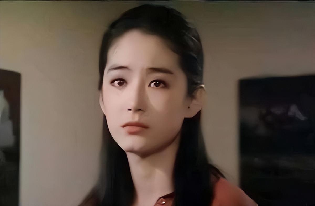 而她与秦汉也接连拍摄了《在水一方》,《我是一片云》,《一颗红豆》