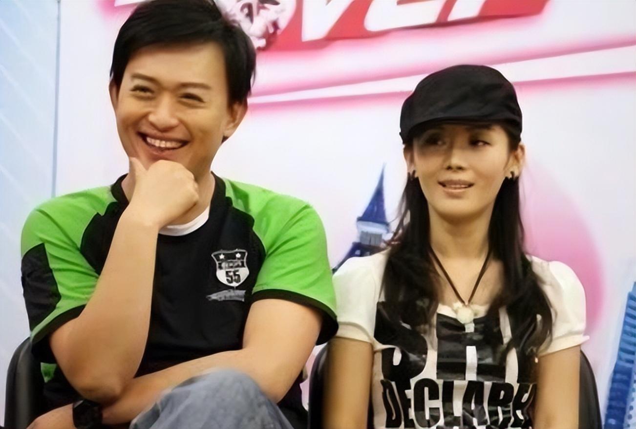 他的爸爸是一名军官,所以黄海冰从小就接受严格的管理.