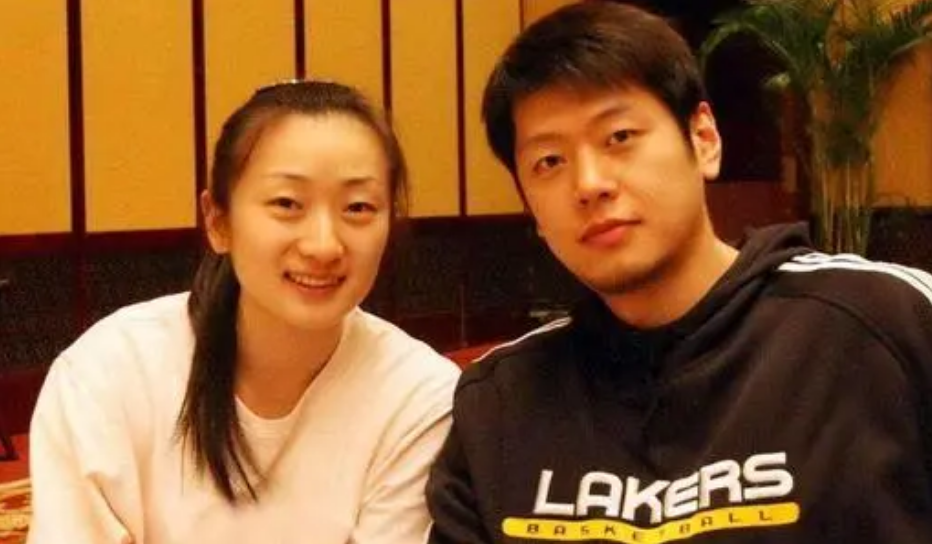 回顾男篮莫科爱妻离世一夜白头再婚带着妻子赡养前岳父母9年