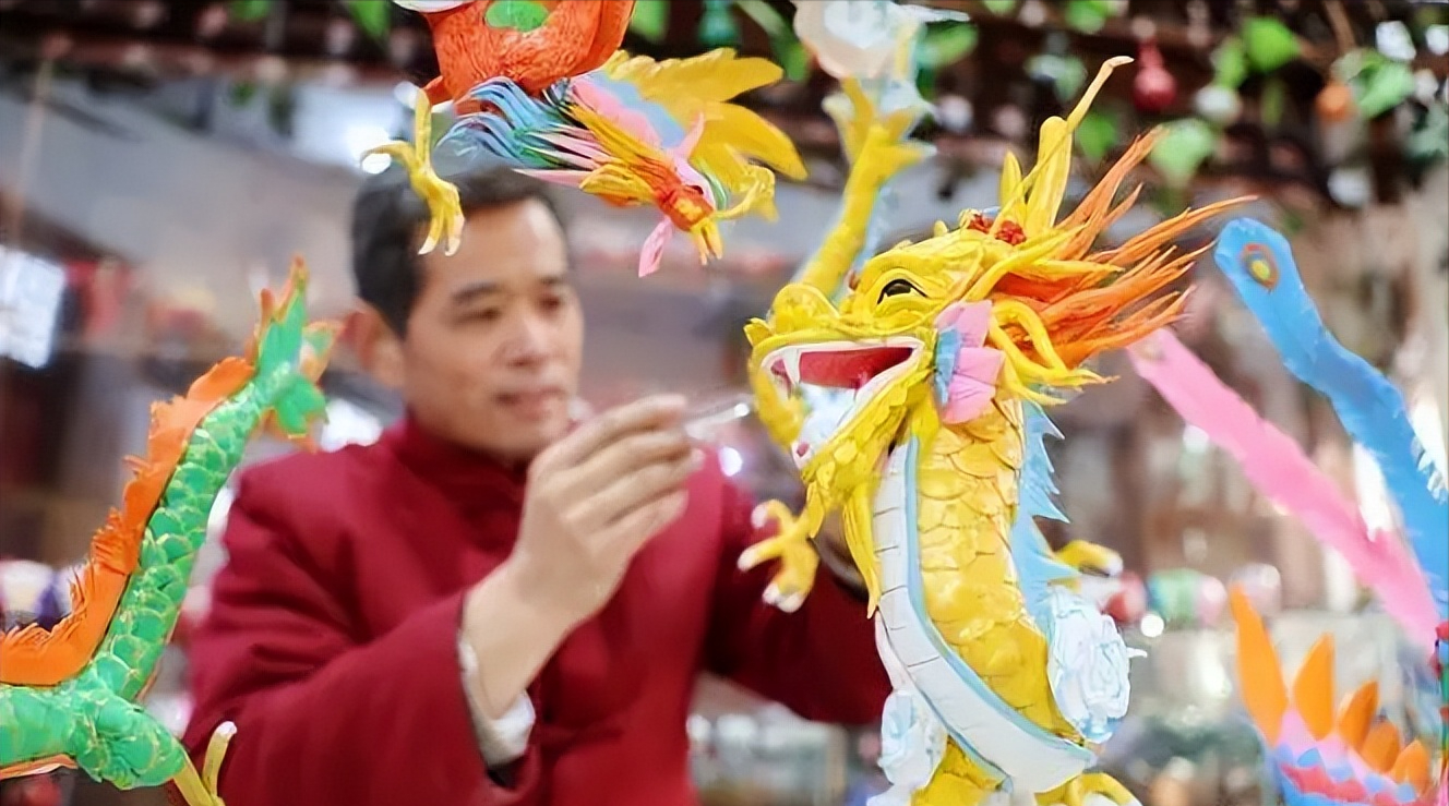 一天,陈志文正在工作室里埋头研究面塑的材料配比.