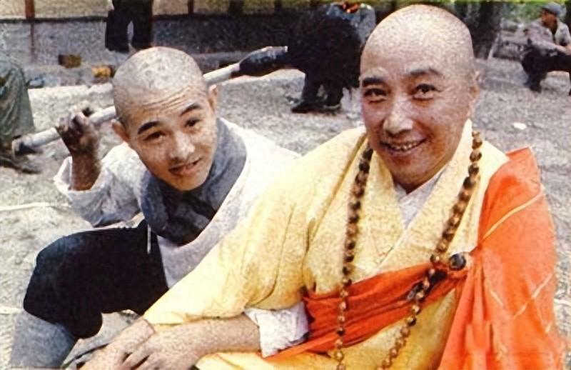 回顾少林寺中的穿帮镜头湿衣服瞬间变干李连杰被殴打