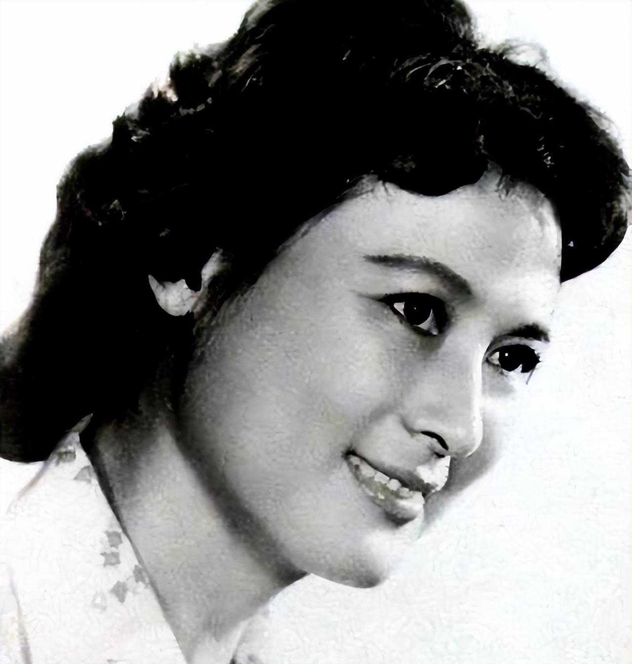 回顾向梅与丈夫恩爱64年71岁得脑梗息影如今儿子成她的骄傲