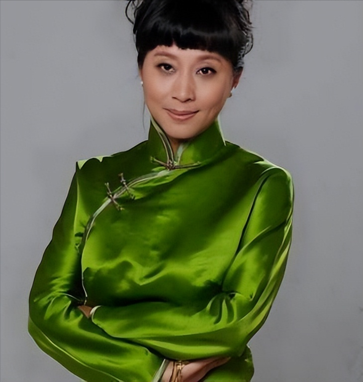 戚慧在春晚大火之后就非常忙,和丈夫拍完短片之后只得马不停蹄地去