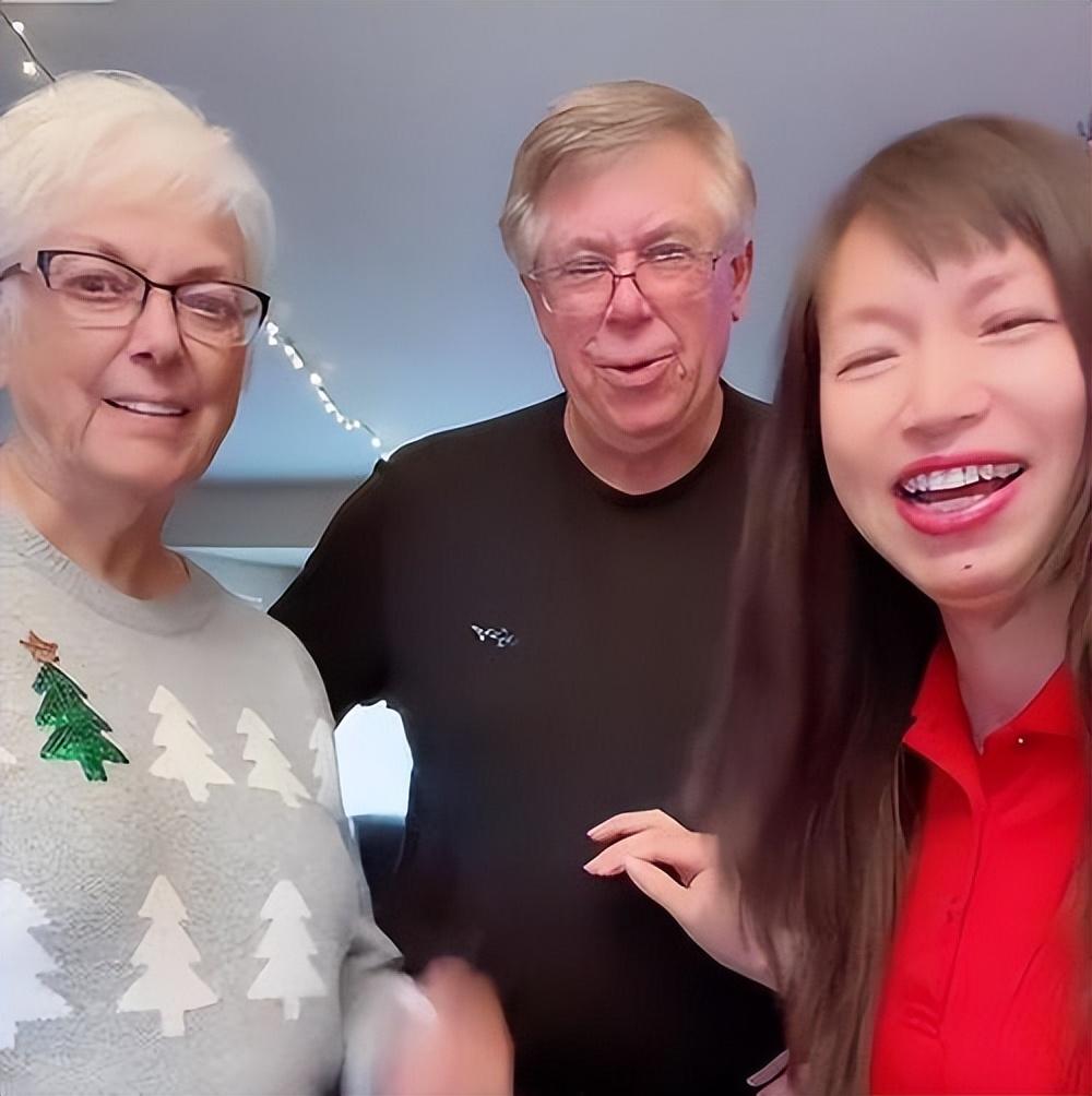 两个人之间的相似经历,让李燕放下芥蒂,答应了罗恩的请求,二人也在