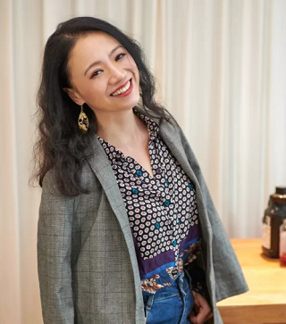 只是轻轻碰了兄妹俩一下,妹妹麦璇就立马反应了过来,迅速将哥哥拉进了