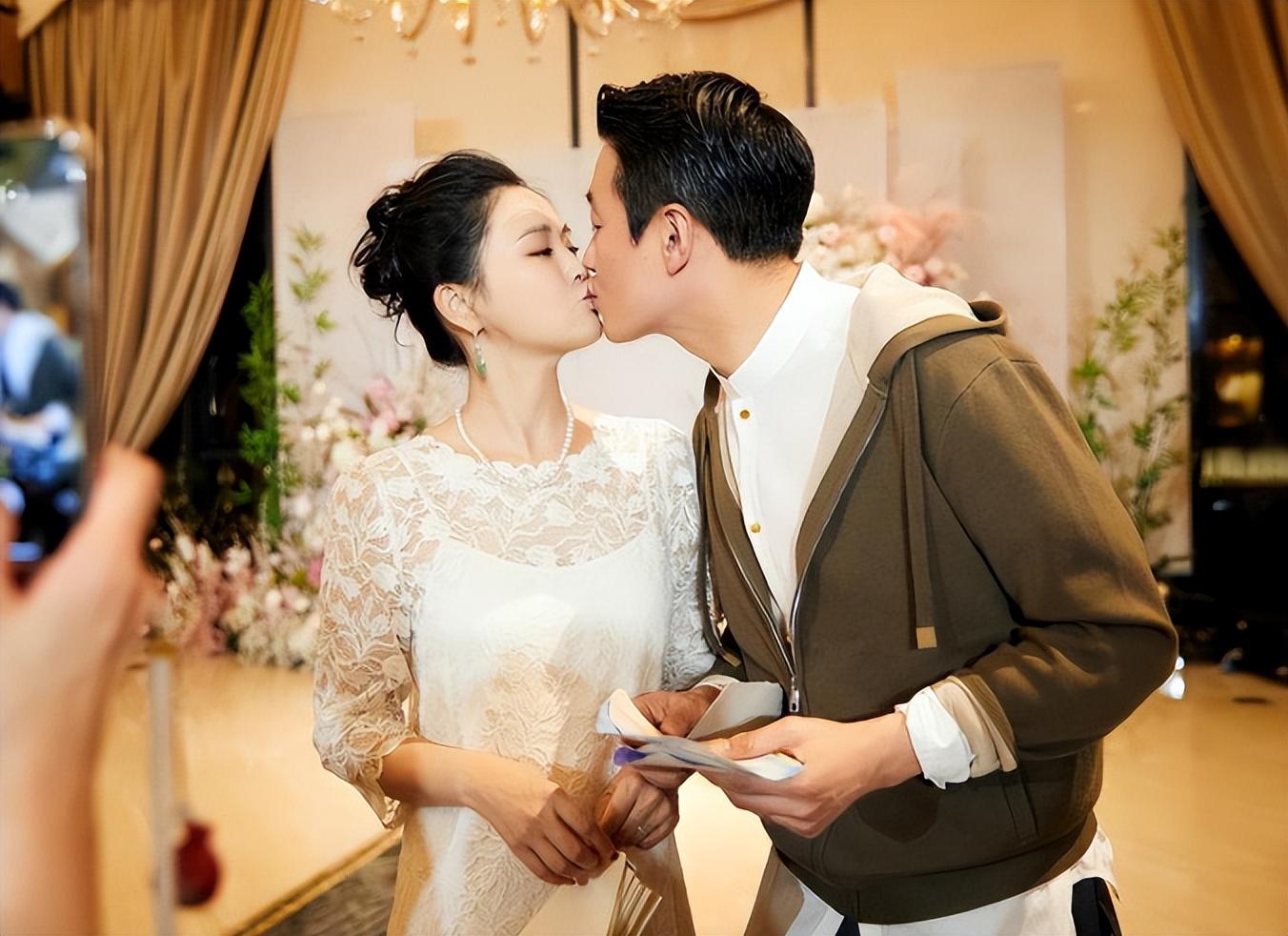 回顾模范夫妻佟大为关悦结婚17年0绯闻幸福背后满是心酸