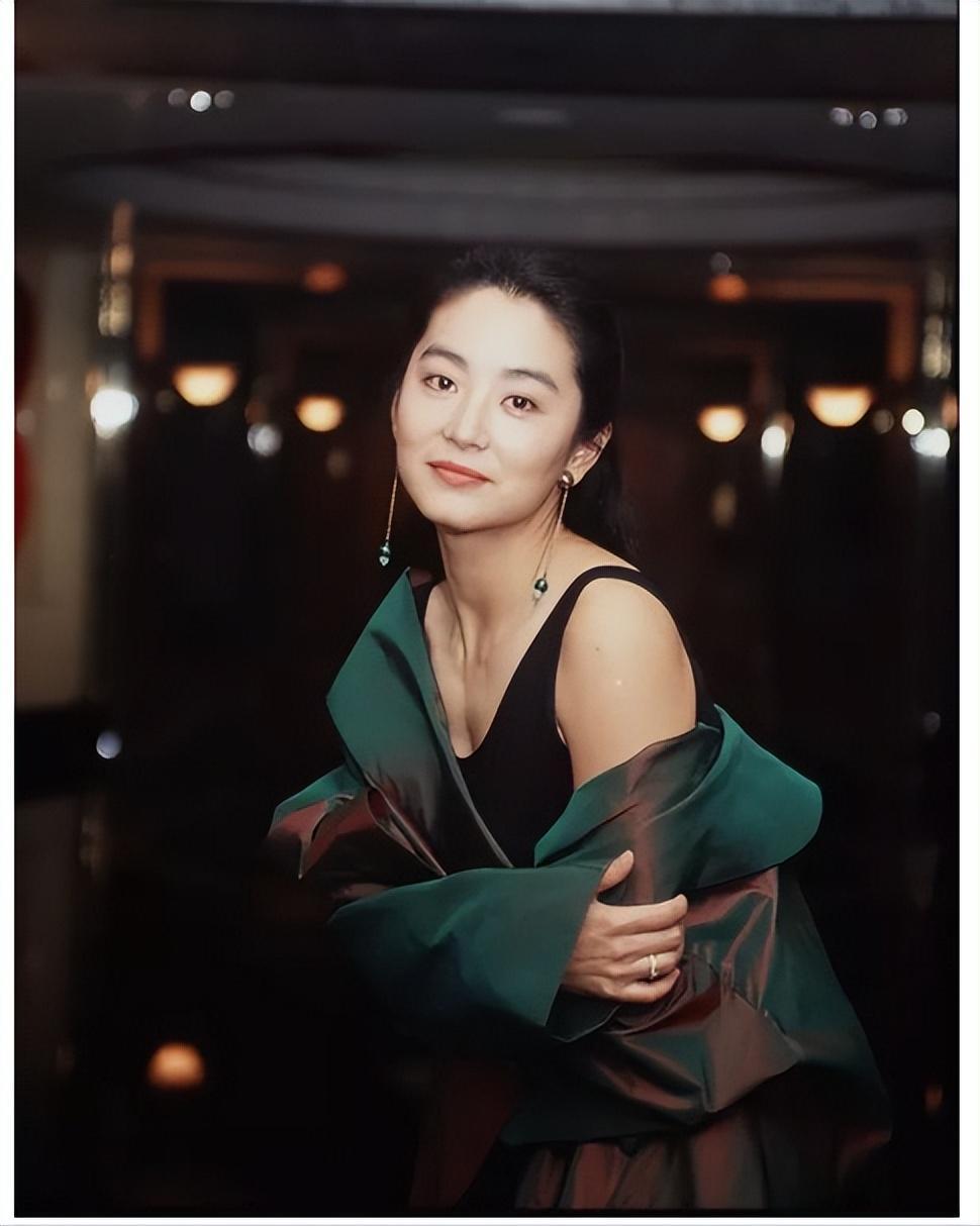 也曾和不少的帅男子有过合作,比如张国荣,梁朝伟,梁家辉和吴彦祖等等