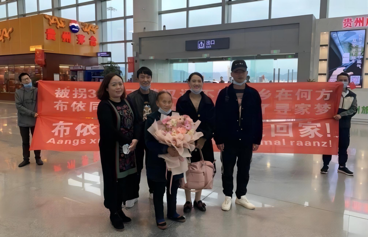 2001年贵州女子发现母亲每晚枕头下藏刀得知原因后泪目了