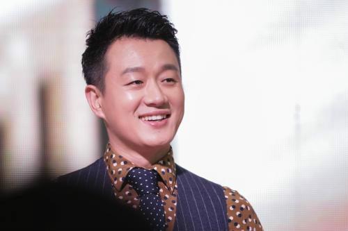 回顾佟大为为父亲自学针灸在身上扎针眼20年后终于创造奇迹