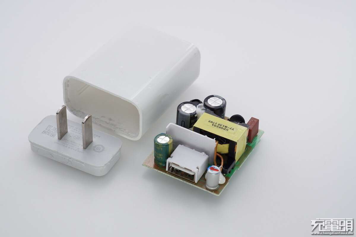 一路以来的做工都很不错,魅族历代手机原装充电器拆解汇总